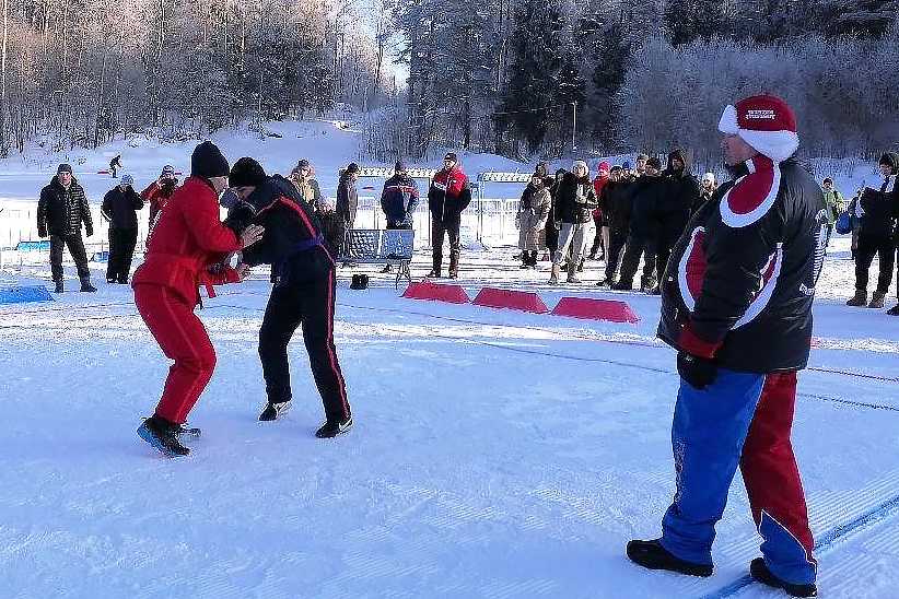 Бежали на лыжах, боролись на снегу