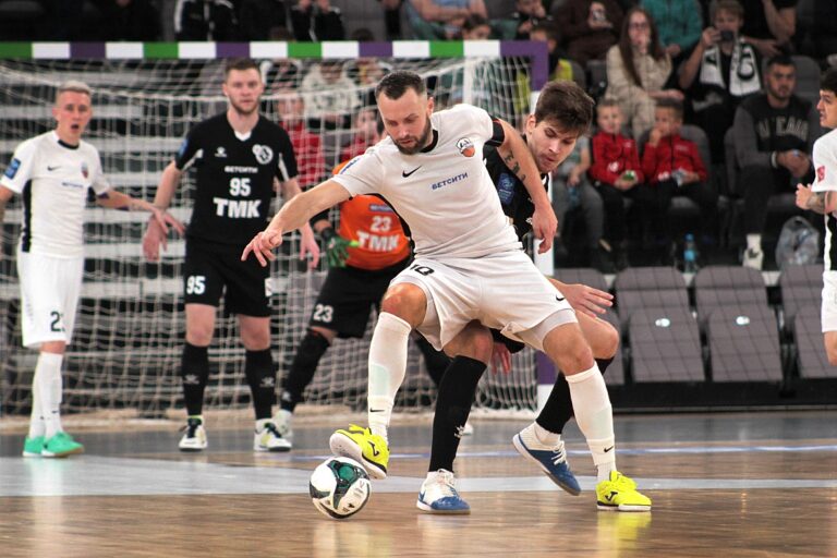 «Синара» вернулась на вершину, ЛКС забил меньше всех (видео)