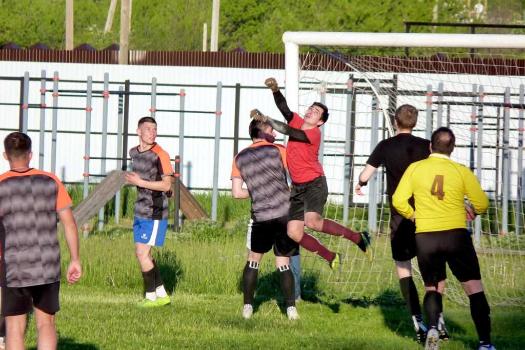 «Авангард» спасся, «спортшкольники» вырвали победу