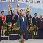 Сильные девушки с медалями