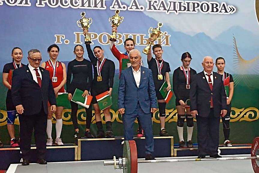 Сильные девушки с медалями