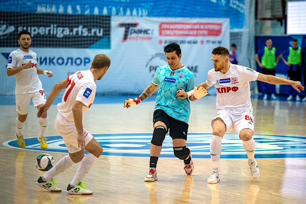 «Факел» не сдаётся, «коммунисты» огорчили чемпиона (видео)
