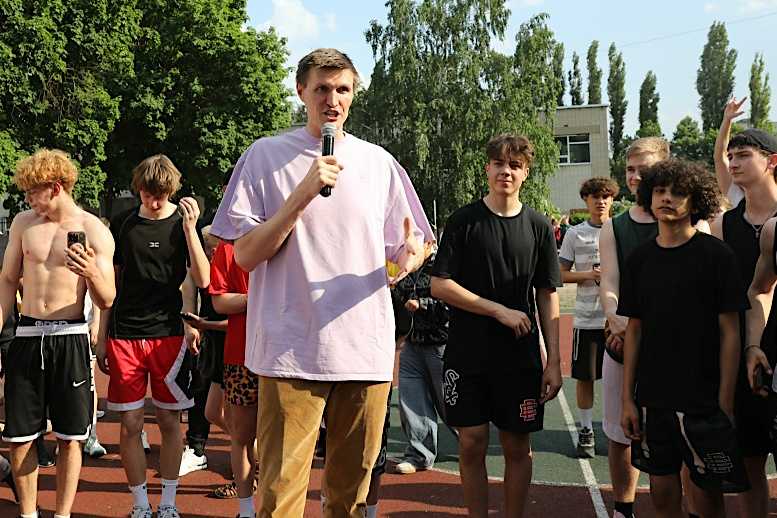 Президент посоветовал забыть распри и работать (видео)