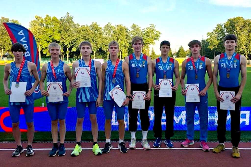 Два пьедестала на 16 бегунов
